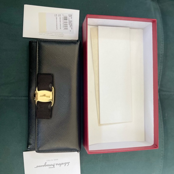 Used wallet in original box and tags - Picture 4 of 4